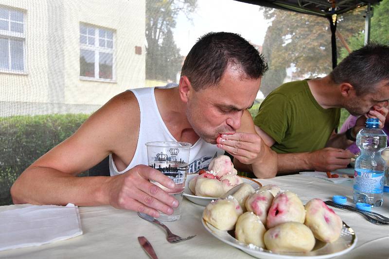 Maxijedlík Jaroslav Němec, vítěz v pojídání švestkových knedlíků na jarmarku v Kácově.