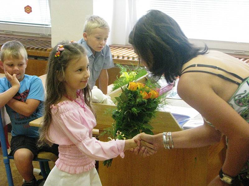 Předávání vysvědčení na Základní škole Jana Palacha