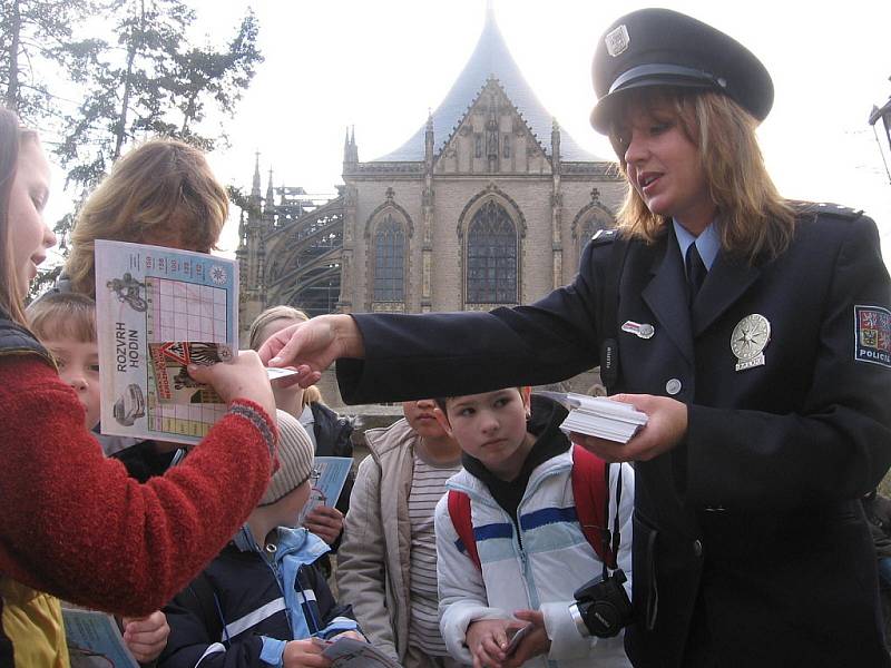 Policistka Vendulka Hanzlová s žáky kutnohorské Základní školy v Kremnické ulici.