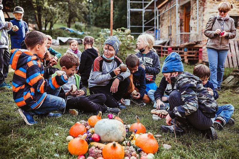 Z dožínkové slavnosti a pečení chleba v Ekocentru Divočina v Malešově.