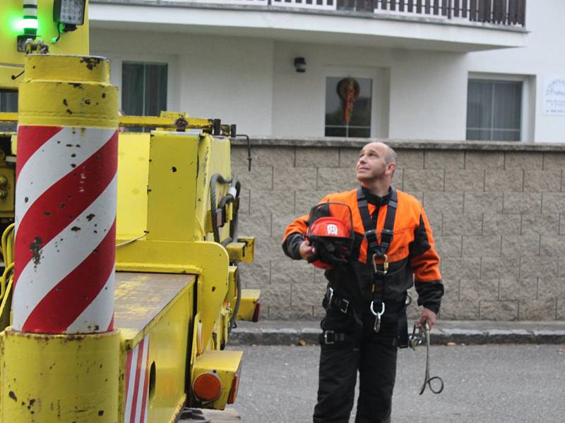 Cesta vánočního stromu ze Žižkova na Palackého náměstí v Kutné Hoře.