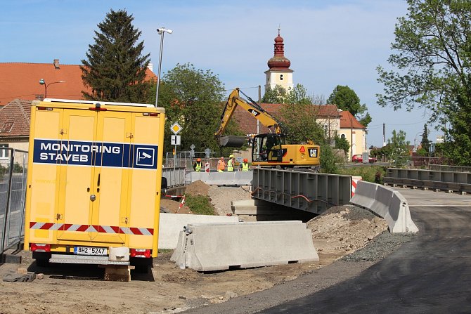 Z přípravy mostního provizoria před rekonstrukcí mostu s evidenčním číslem 2-017 přes říčku Klejnárku v Nových Dvorech.