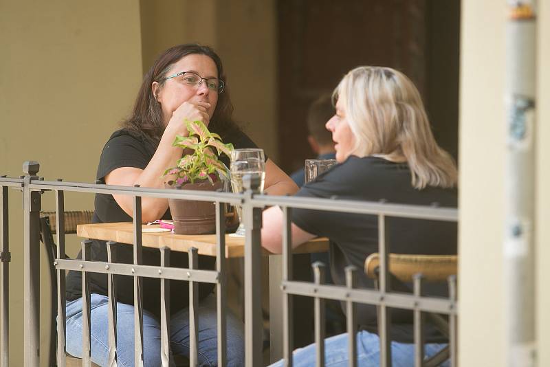 Otevřené zahrádky restaurací v době pandemie.