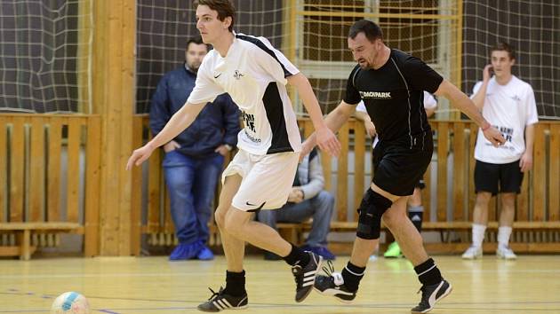 Ondřej Černý (vlevo) z týmu VS35,- je stíhán Vladimírem Boumou z Kantoru, 9. ledna 2014.