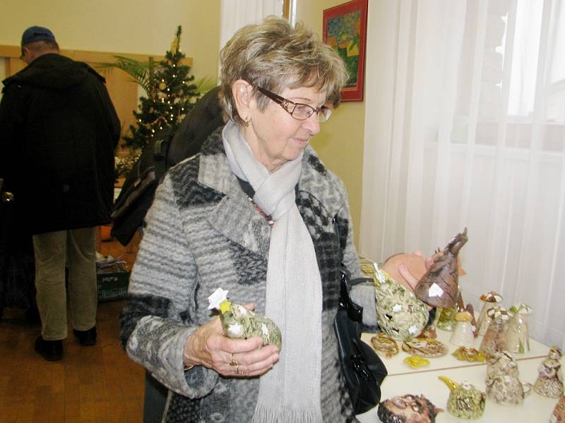 Vánoční výstavu v Domově Barbora navštívily během první hodiny desítky hostů.