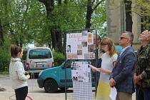 Z veřejného čtení jmen obětí holocaustu před budovou knihovny v ulici Na Náměti v Kutné Hoře.