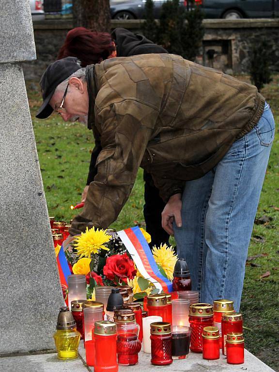 Pietní rozloučení s Václavem Havlem se uskutečnilo v pátek před polednem u pomníku TGM v Kutné Hoře.