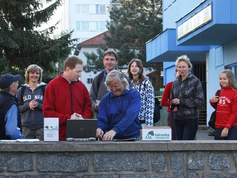 Na startu májového pochodu ze Zruče nad Sázavou do Českého Šternberka.