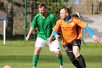 Fotbalová IV. třída, skupina B: SK Zbraslavice B - SK Nepoměřice 1:9 (1:7). Na snímku Otto Linek v oranžovém dresu.