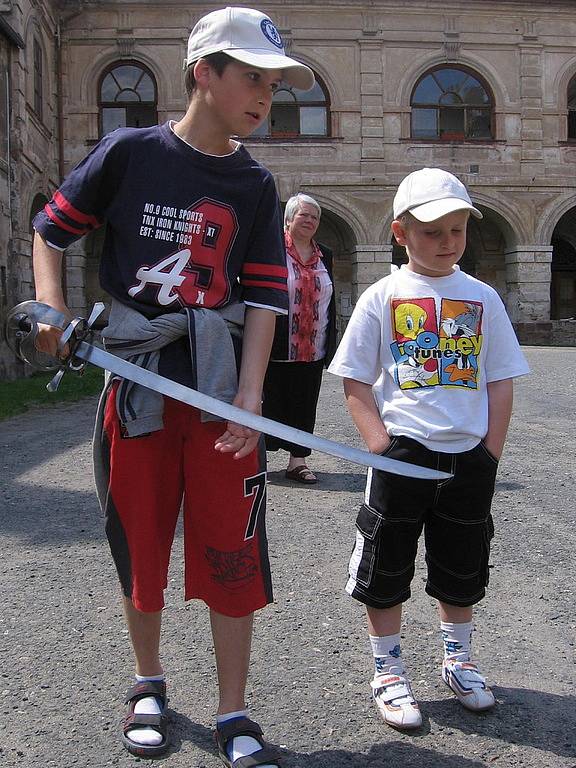 Děti si potěžkaly zbraně skupiny historického šermu Rego z Vrchlabí.