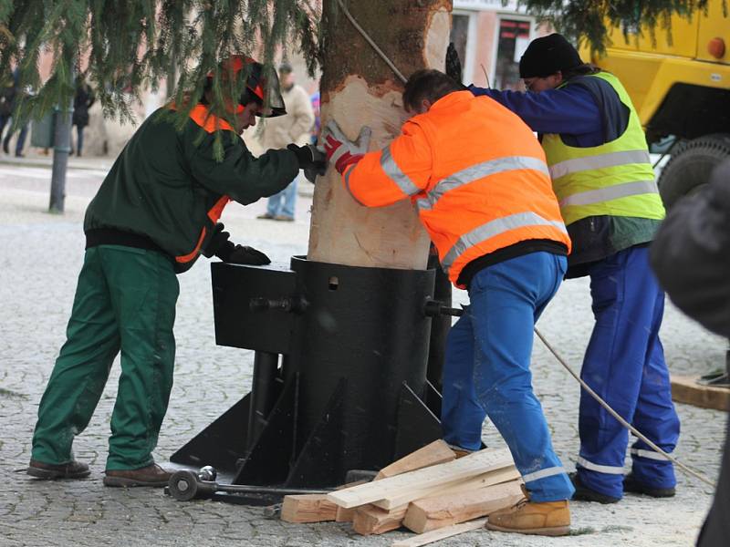 Stavění vánočního stromu na Palackého náměstí v Kutné Hoře 23. listopadu 2015