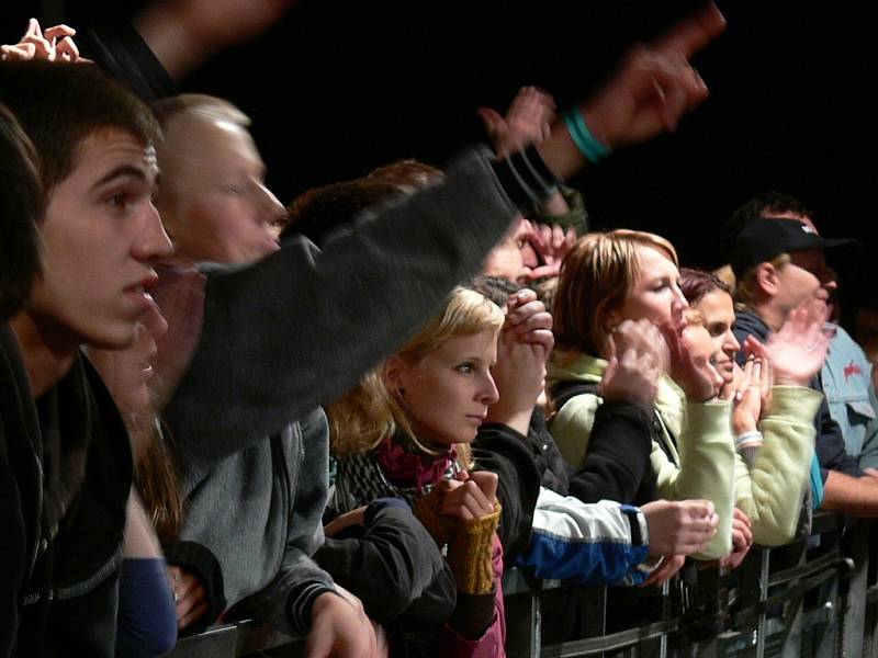 Koncert kapely Tři sestry v parku pod Vlašským dvorem v Kutné Hoře.