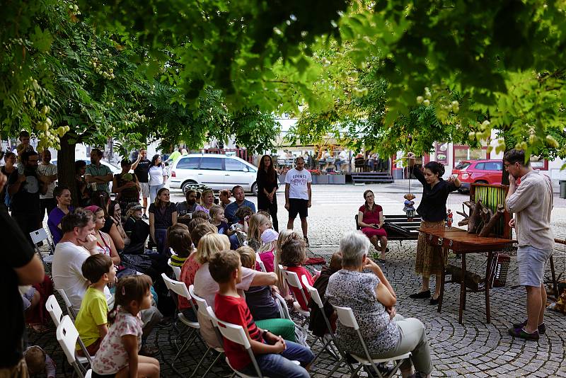 Divadelní festival Kutná Hora: loutkové představení pro děti 'Bojím se v lese' na Palackého náměstí.