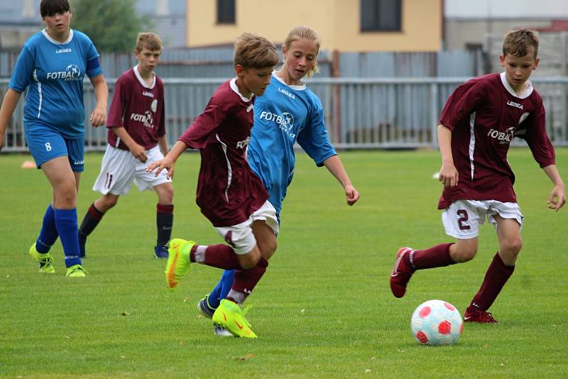 Z přátelského fotbalového zápasu: FK Uhlířské Janovice (mladší žáci) - FK Čáslav dívky (starší žákyně) 6:6 (3:2).