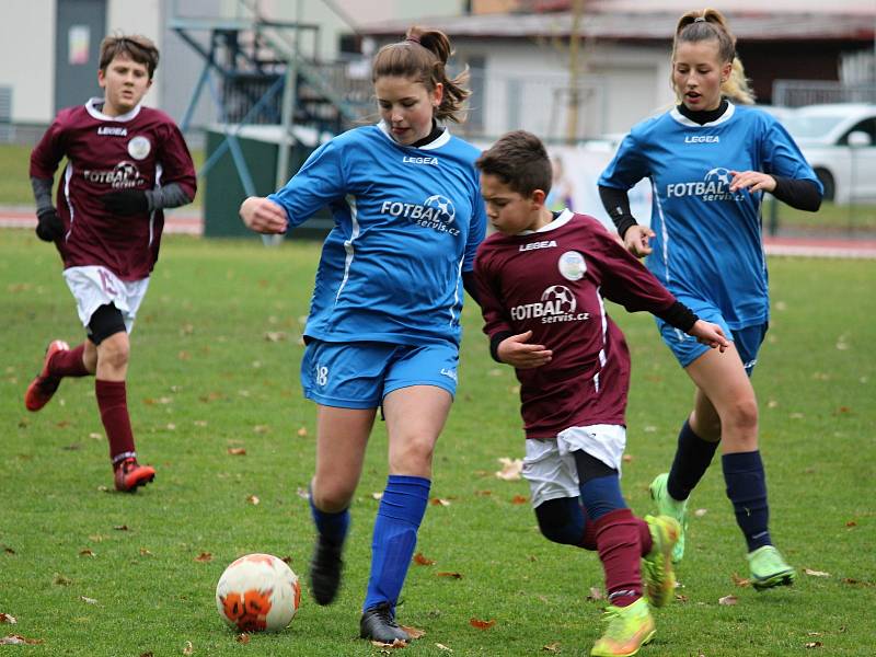 Z přátelského fotbalového zápasu: FK Čáslav dívky (starší žákyně) - FK Uhlířské Janovice (mladší žáci) 8:2 (4:0).