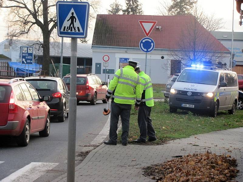 Vyšetřování dopravní nehody v těsné blízkosti přechodu pro chodce u kruhového objezdu na Kaňku.