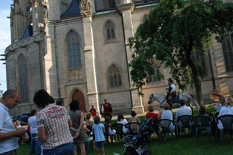 Ukázky sokolnictví před chrámem svaté Barbory v Kutné Hoře.