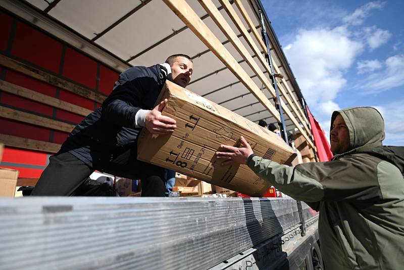 Z předávky humanitární pomoci z Kutné Hory na slovensko-ukrajinské hranici v obci Vyšné Nemecké.