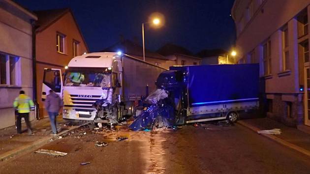 U dopravní nehody dodávky a nákladního automobilu zasahovaly jednotky HZS Čáslav a Kutná Hora.