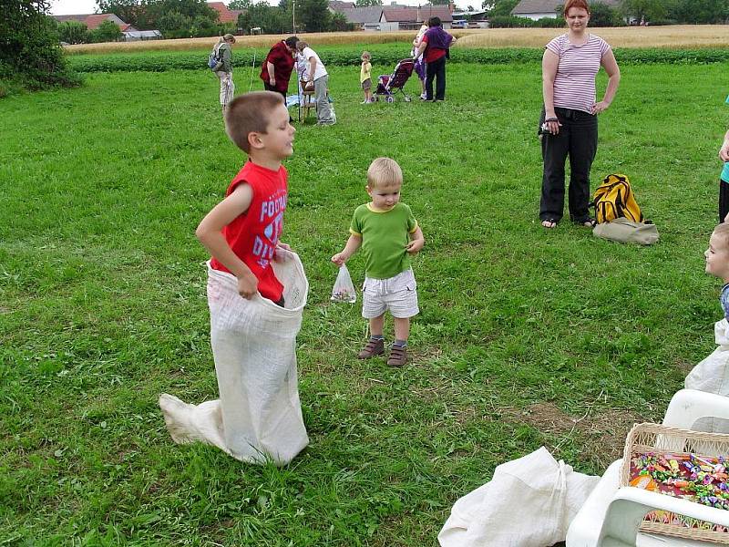 Odpoledne plné her a soutěží čekalo na návštěvníky Dětského dne ve Vidicích.