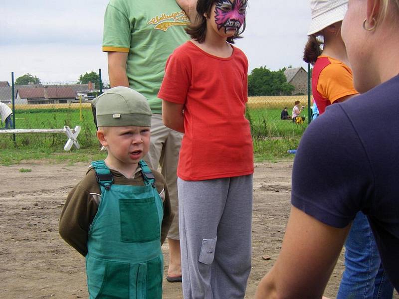 Odpoledne plné her a soutěží čekalo na návštěvníky Dětského dne ve Vidicích.