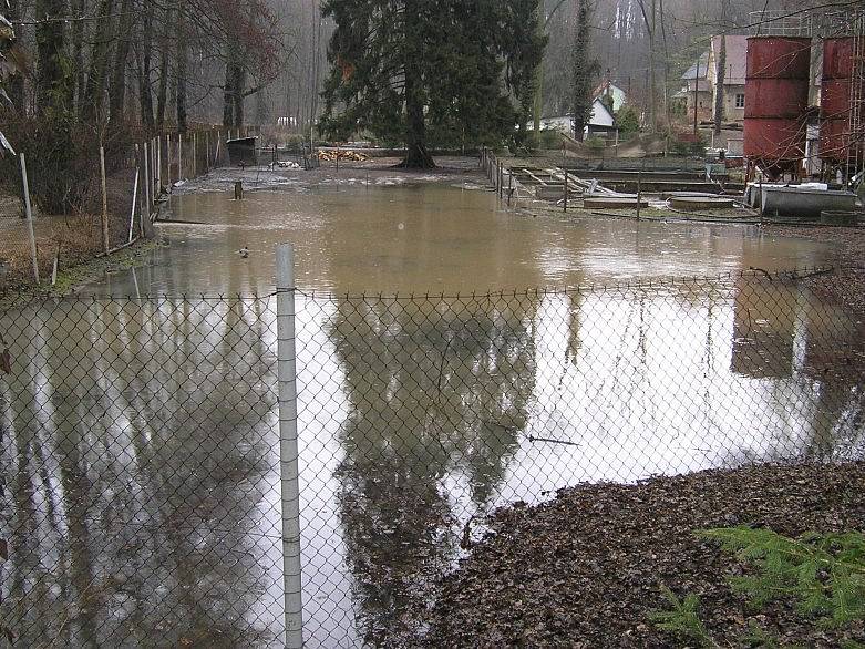 Povodeň ve Žlebech na jaře roku 2002.