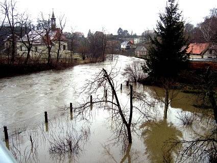 Povodeň ve Žlebech na jaře roku 2002.