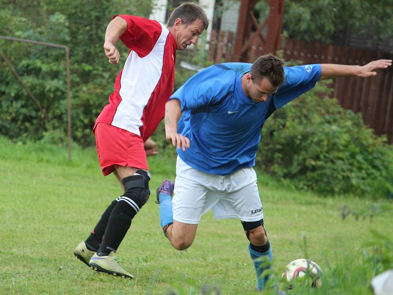 Červenojanovický fotbalista Zdeněk Schneiderwind (u míče) v utkání v Soběšíně.