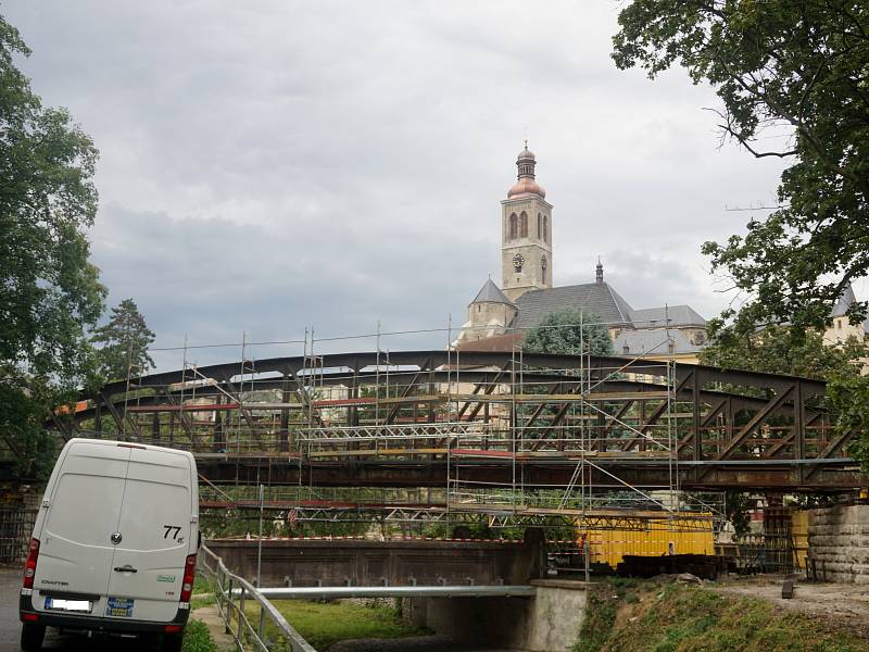 Železniční most v Pobřežní ulici zakrývá lešení