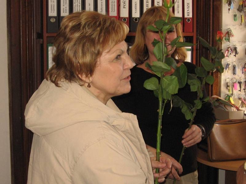Delegace ČSSD předala zaměstnankyním Městského úřadu v Kutné Hoře růže při příležitosti MDŽ.