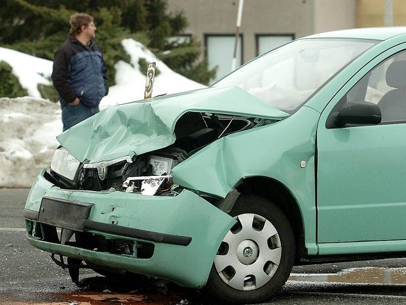 Srážka dvou osobních aut u ČKD v Kutné Hoře