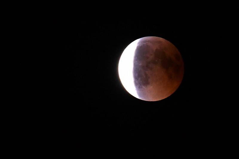 Zatmění Měsíce 27.7.2018, jak bylo vidět v Kácově.