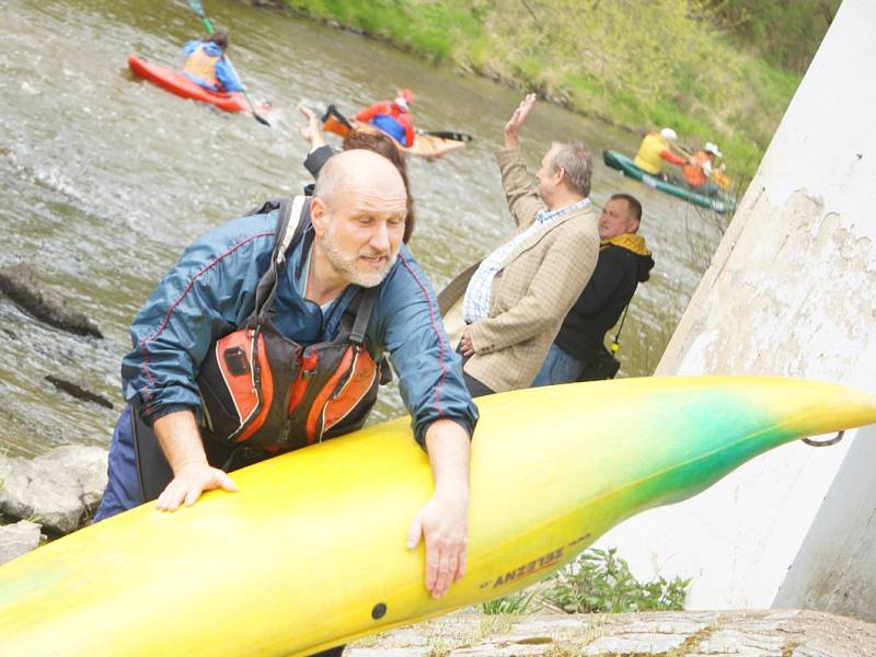 Vodácký festival zahájila Retro plavba po Sázavě