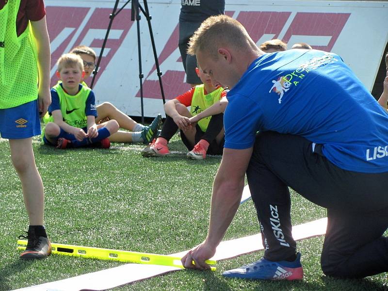 Z testování mladých fotbalistů v Čáslavi za účasti bývalého reprezentanta Tomáše Ujfalušiho.