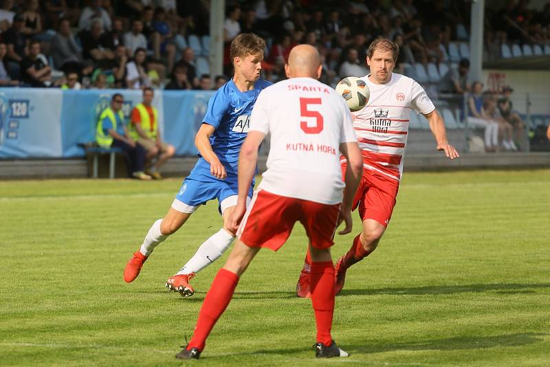 Fotbalové utkání mezi Čáslaví a Kutnou Horou se hrálo v neděli 8. května 2002.