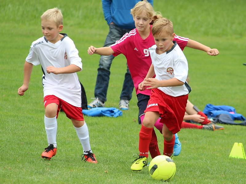 Z fotbalového turnaje mladších přípravek v Tupadlech: FK Čáslav dívky - TJ Star Tupadly 9:1.