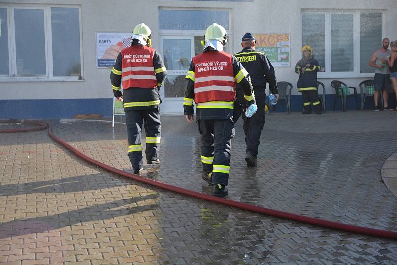 Rozsáhlý požár v Kutné Hoře si vyžádal vysoké nasazení hasičů.