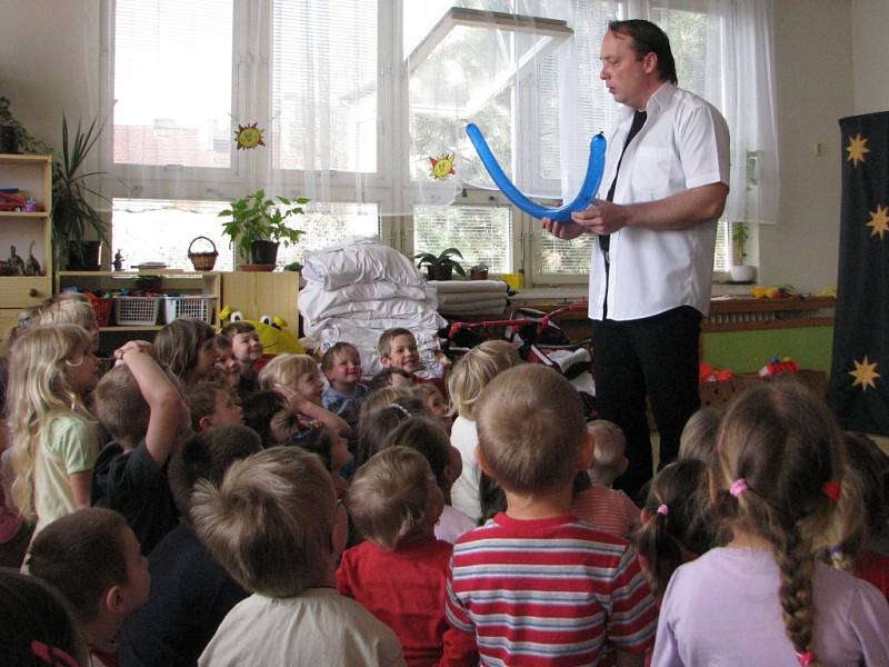 Iluzionista okouzlil děti v Mateřské škole Benešova II.