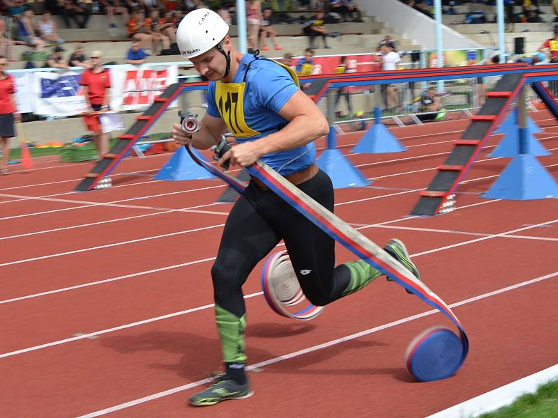 Z krajské soutěže v požárním sportu profesionálních a dobrovolných hasičů na stadionu Olympia v Kutné Hoře.