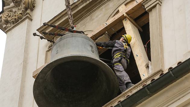 Snesení svatobarborských zvonů (Ludvík a Michal) z veže bývalé jezuitské koleje v Kutné Hoře kvůli opravě ve zvonařské dílně v nizozemském Astenu.