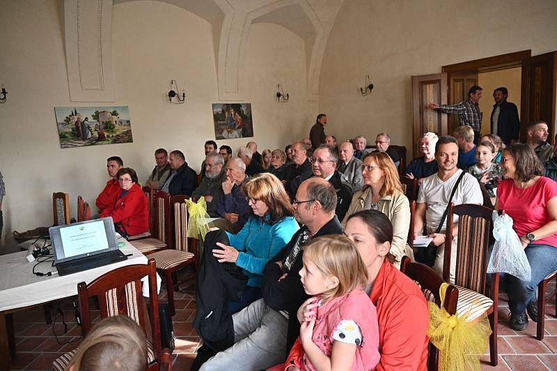 Z odborné přednášky Františka Kemlera z Výzkumného ústavu včelařského v zámecké kapli v Ratajích nad Sázavou.