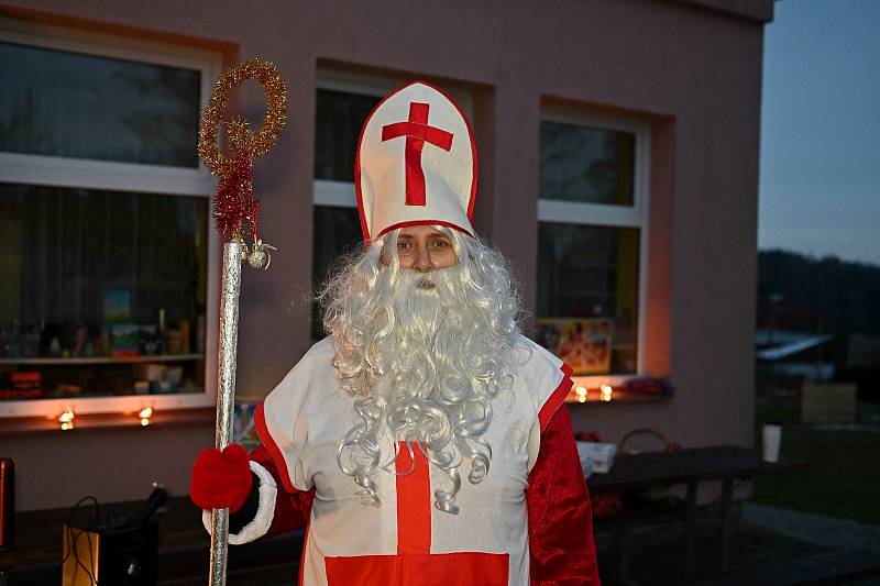 Ze slavnostního rozsvícení vánočního stromku v Ratajích nad Sázavou.