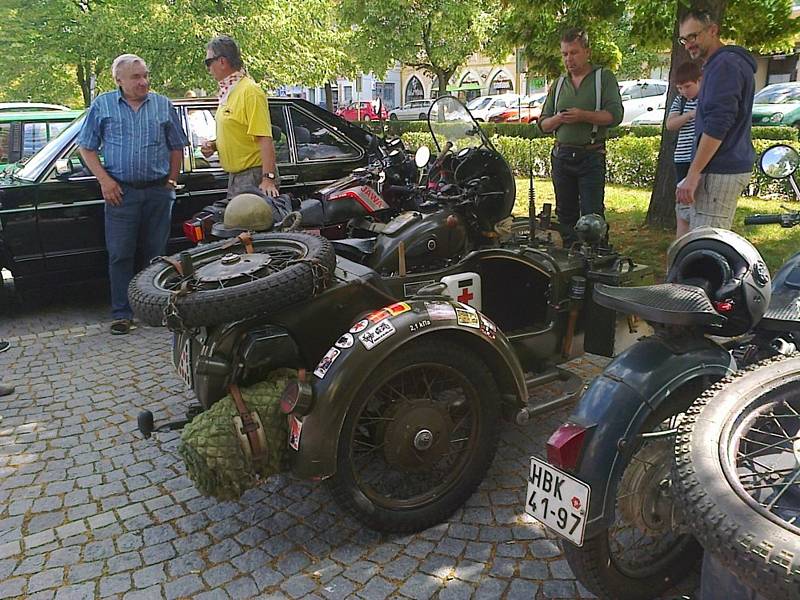 Spanilá jízda veteránů měla rekordní počet účastníků.