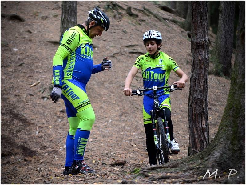 Trénink kutnohorské cyklistické stáje KH Tour Cycling Team pod kaňkovskou rozhlednou, 27. října 2013.