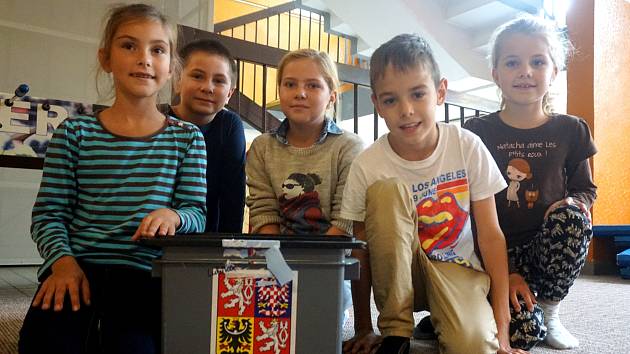 Volební místnosti se začaly chystat už ve čtvrtek. Děti ze škol, kde se volí, si tak mohly prohlédnout volební urny zblízka. 