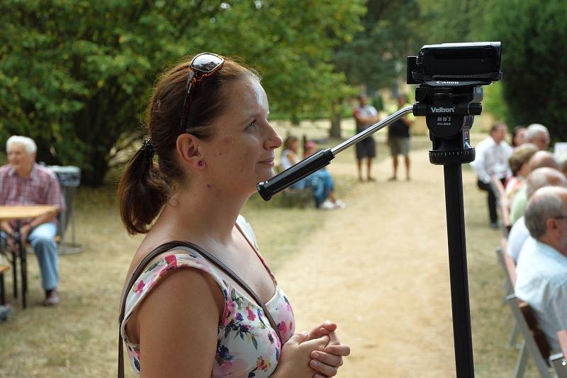 Koncert dechové kapely Křídlovanka hostil zámecký park ve Zruči nad Sázavou.