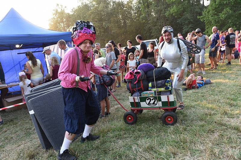 Předvečer 7. ročníku bejbypankového festivalu Kefír.