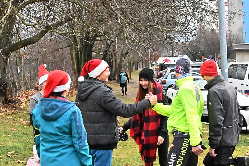 Běžci se po roční vydali na tradiční Vánoční výběh na vrchol Kaňku.