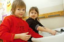 Prázdninové tvoření s Kačkou si užily děti v pondělí v Rodinném centru Špalíček.
