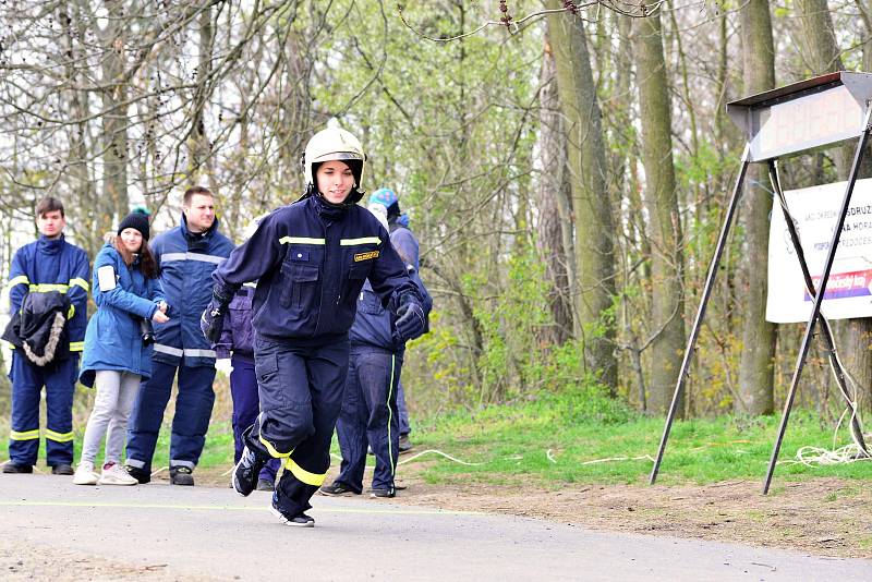 Na kopci Vysoká u Kutné Hory změřili síly hasiči v soutěži ve výstupu na místní rozhlednu.